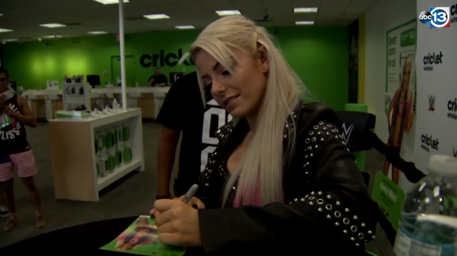 Houston_fans_line_up_to_meet_WWE_superstar_Alexa_Bliss_09.jpeg