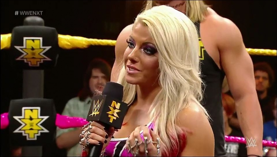 Bayley___Alexa_Bliss_Segment_mp4_20161203_012925_067.jpg