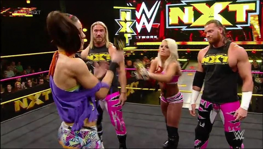 Bayley___Alexa_Bliss_Segment_mp4_20161203_013102_060.jpg