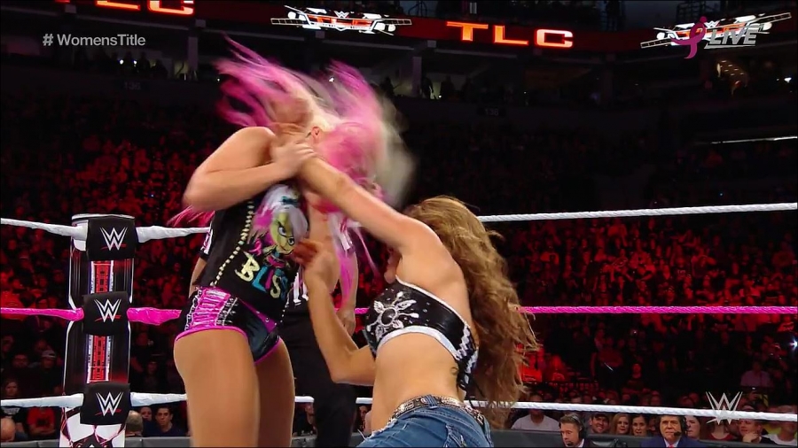 WWE_TLC_2017_PPV_720p_WEB_h264-HEEL_mp4_003082237.jpg