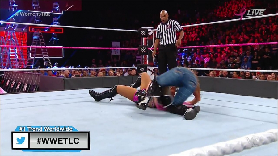 WWE_TLC_2017_PPV_720p_WEB_h264-HEEL_mp4_003262447.jpg