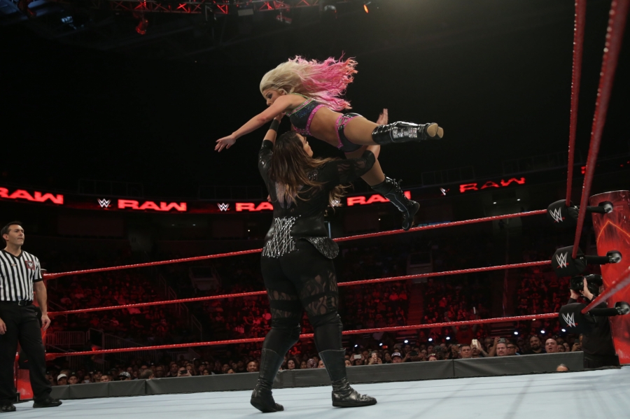 nia-jax-vs-alexa-bliss-a-wwe-raw.jpg