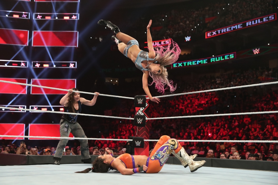 wwe-extreme-rules-2019-alexa-bliss-e-nikki-cross-vs-bayley-c-3.jpg