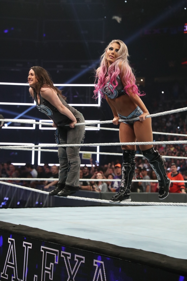 wwe-extreme-rules-2019-alexa-bliss-e-nikki-cross-vs-bayley-c.jpg