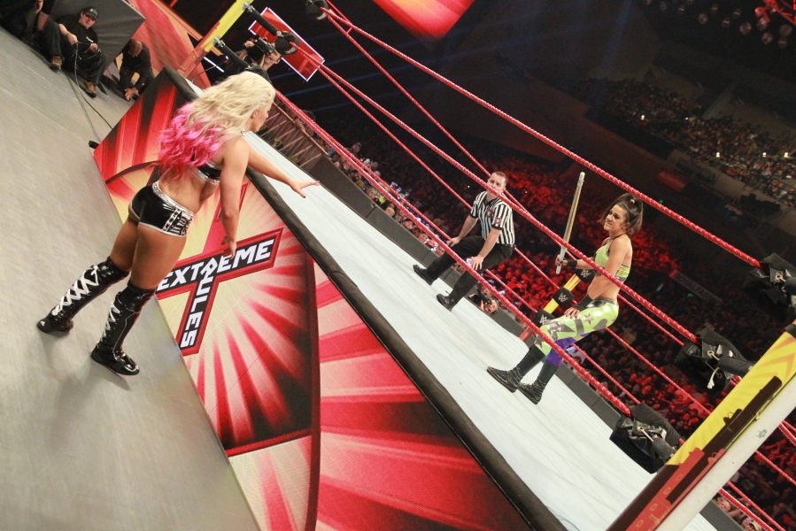 wwe-extreme-rules-bayley-v-alexa-bliss-3.jpg