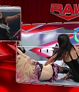 WWE_Monday_Night_Raw_2022_05_16_720p_HDTV_x264-NWCHD_mp4_004648816.jpg