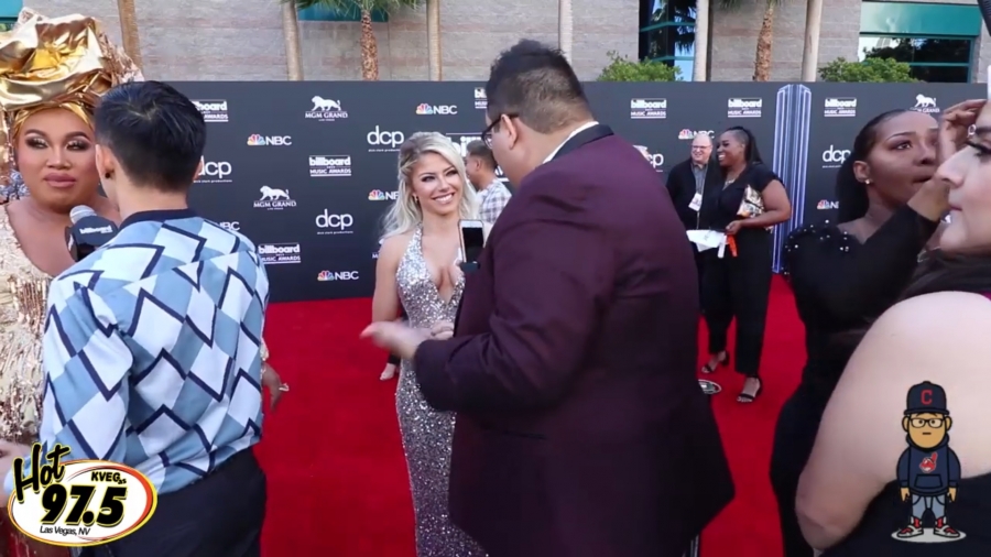 2019_Billboard_Awards_HeavyWeight_talks_wWWEs_Alexa_Bliss_010.jpeg