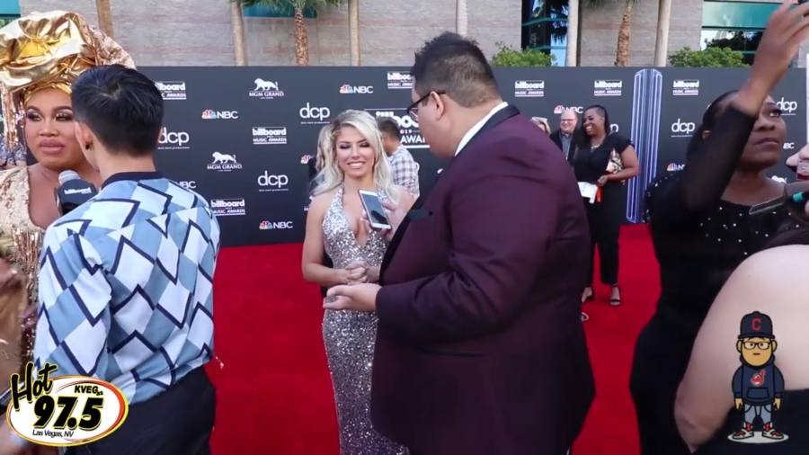 2019_Billboard_Awards_HeavyWeight_talks_wWWEs_Alexa_Bliss_011.jpeg