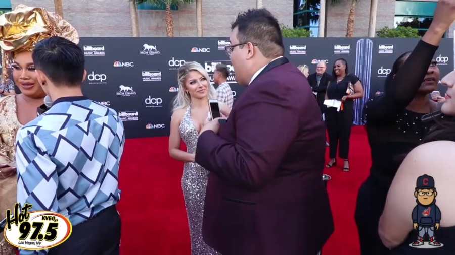 2019_Billboard_Awards_HeavyWeight_talks_wWWEs_Alexa_Bliss_013.jpeg