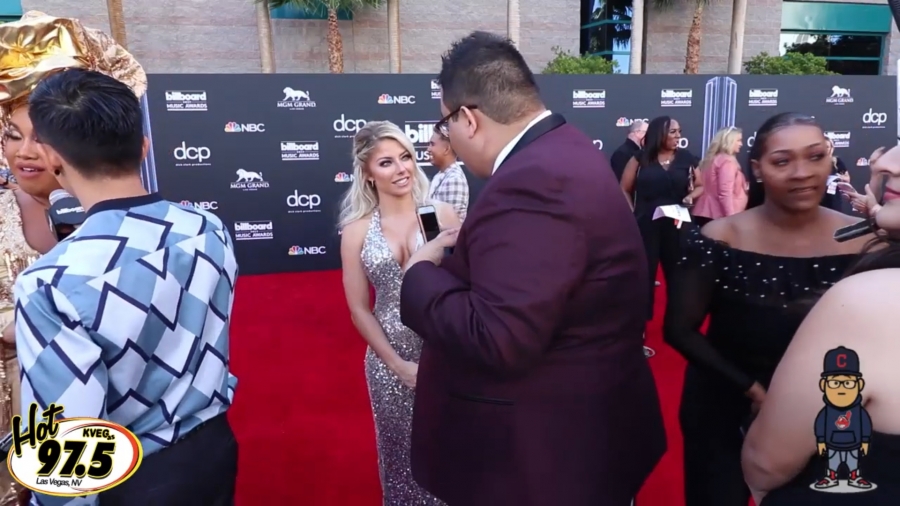 2019_Billboard_Awards_HeavyWeight_talks_wWWEs_Alexa_Bliss_015.jpeg