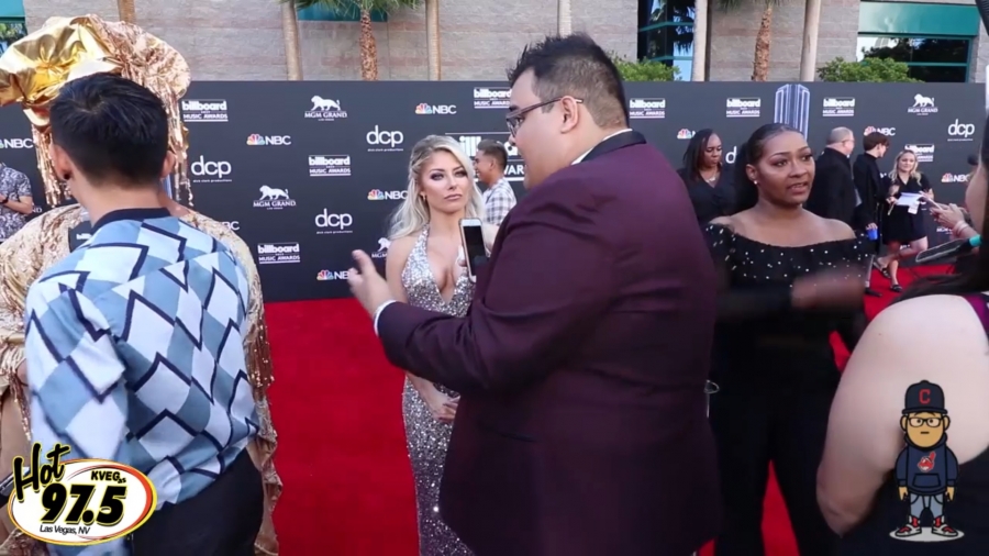 2019_Billboard_Awards_HeavyWeight_talks_wWWEs_Alexa_Bliss_016.jpeg