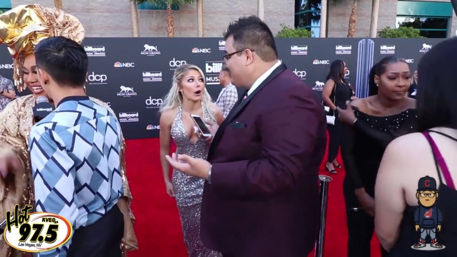 2019_Billboard_Awards_HeavyWeight_talks_wWWEs_Alexa_Bliss_020.jpeg