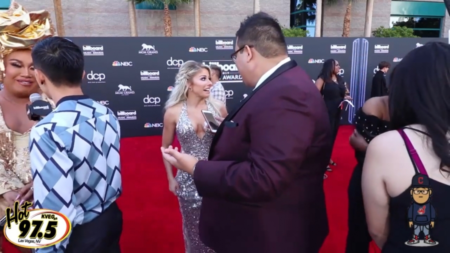 2019_Billboard_Awards_HeavyWeight_talks_wWWEs_Alexa_Bliss_021.jpeg