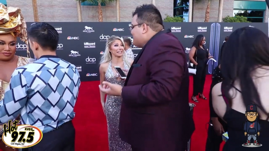 2019_Billboard_Awards_HeavyWeight_talks_wWWEs_Alexa_Bliss_023.jpeg