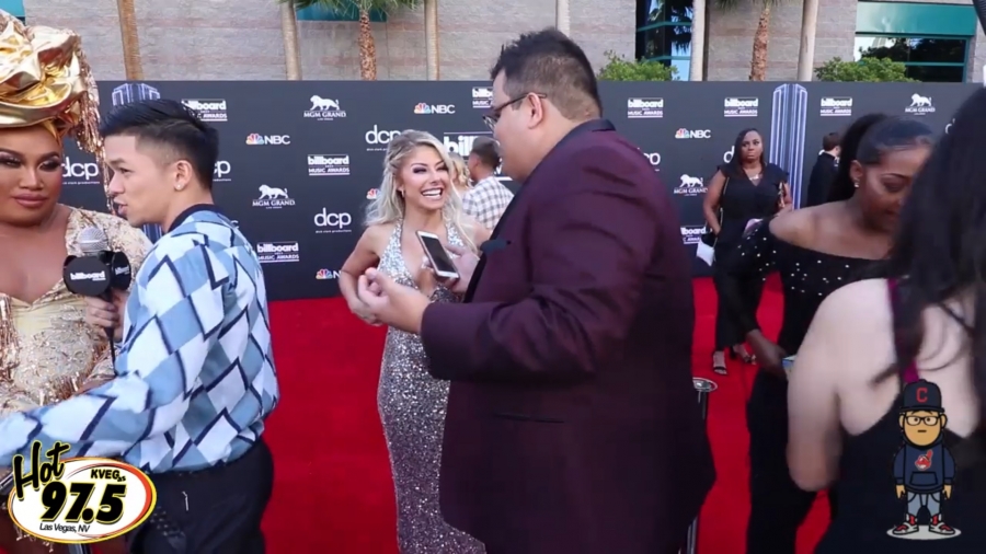 2019_Billboard_Awards_HeavyWeight_talks_wWWEs_Alexa_Bliss_024.jpeg