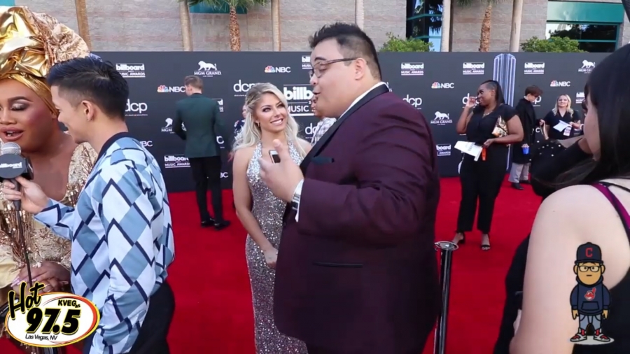 2019_Billboard_Awards_HeavyWeight_talks_wWWEs_Alexa_Bliss_030.jpeg