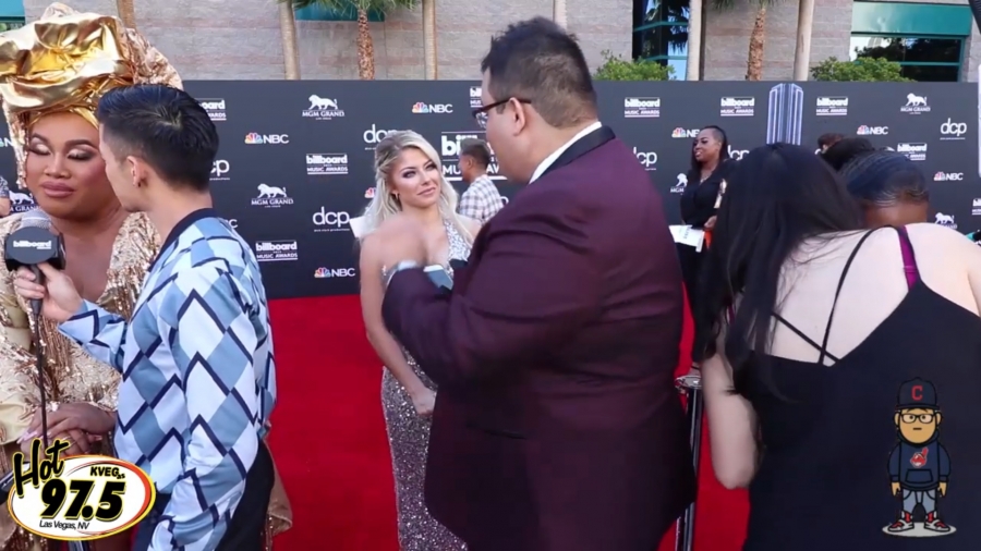 2019_Billboard_Awards_HeavyWeight_talks_wWWEs_Alexa_Bliss_037.jpeg