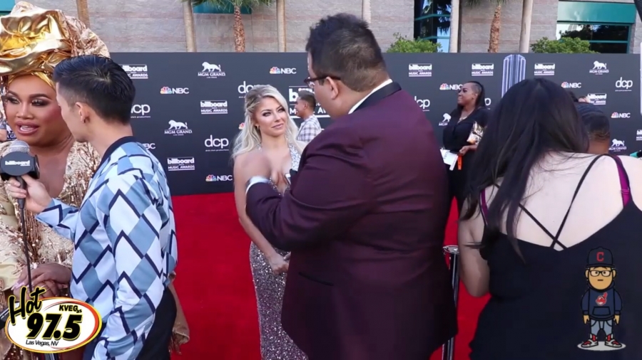 2019_Billboard_Awards_HeavyWeight_talks_wWWEs_Alexa_Bliss_038.jpeg