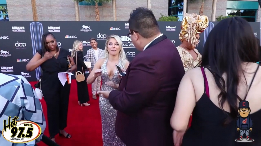 2019_Billboard_Awards_HeavyWeight_talks_wWWEs_Alexa_Bliss_082.jpeg