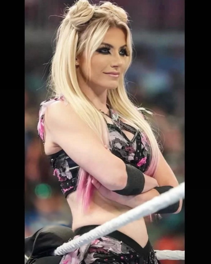 AlexaBliss_WWE-1531731675159330819-20220531_151744-img1.jpg