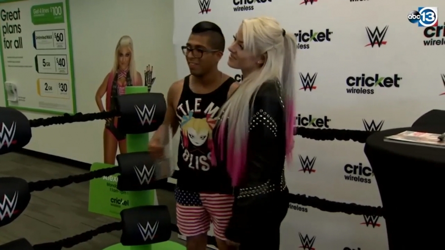 Houston_fans_line_up_to_meet_WWE_superstar_Alexa_Bliss_16.jpeg