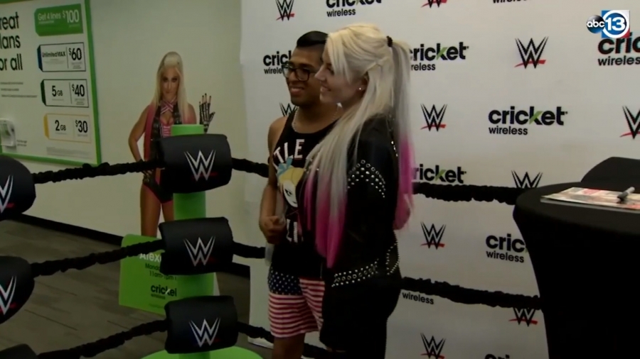 Houston_fans_line_up_to_meet_WWE_superstar_Alexa_Bliss_17.jpeg