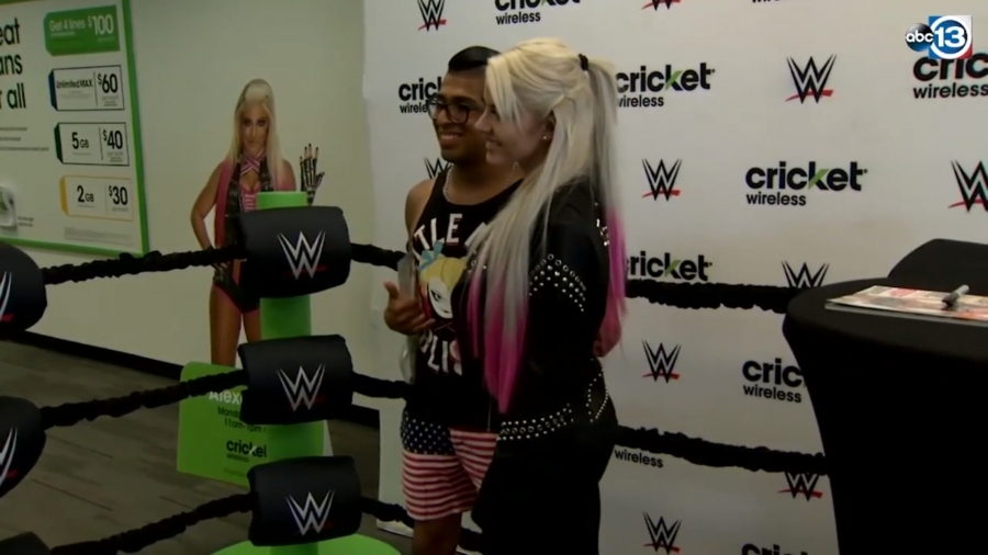 Houston_fans_line_up_to_meet_WWE_superstar_Alexa_Bliss_18.jpeg