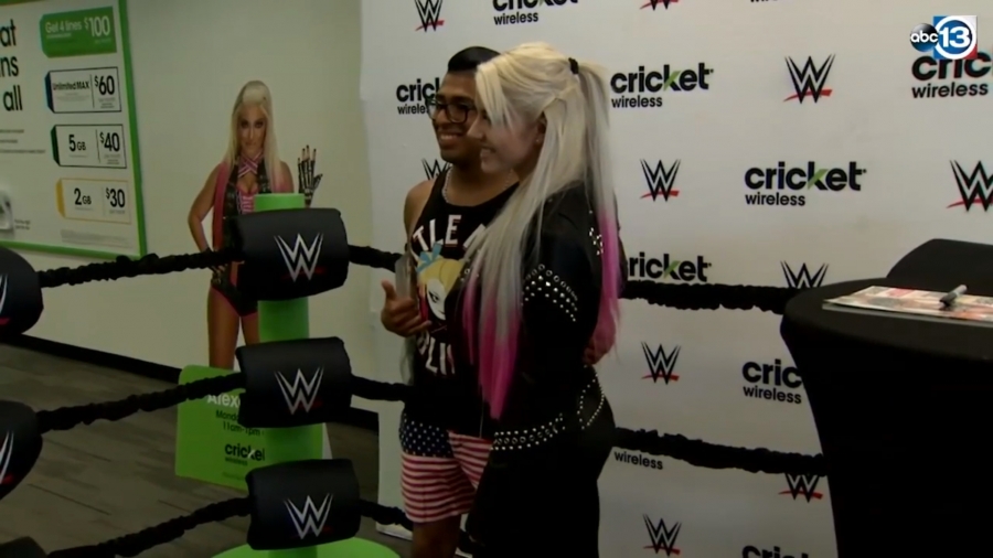 Houston_fans_line_up_to_meet_WWE_superstar_Alexa_Bliss_20.jpeg