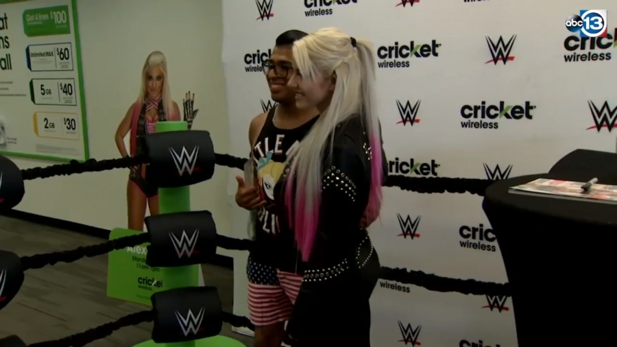 Houston_fans_line_up_to_meet_WWE_superstar_Alexa_Bliss_21.jpeg