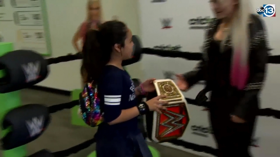Houston_fans_line_up_to_meet_WWE_superstar_Alexa_Bliss_23.jpeg