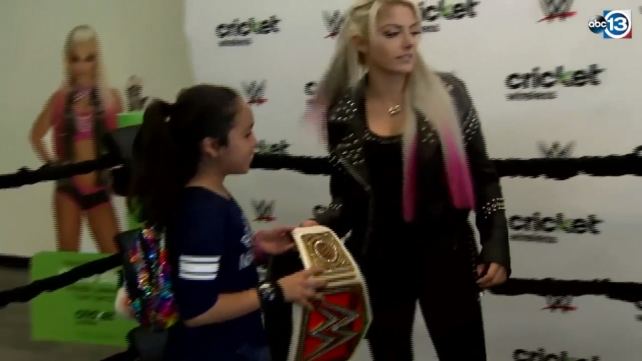 Houston_fans_line_up_to_meet_WWE_superstar_Alexa_Bliss_24.jpeg