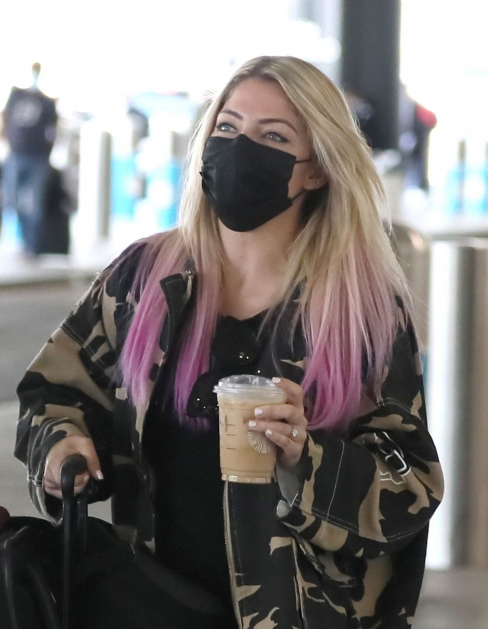 alexa-bliss-at-los-angeles-international-airport-06-09-2021-6.jpg