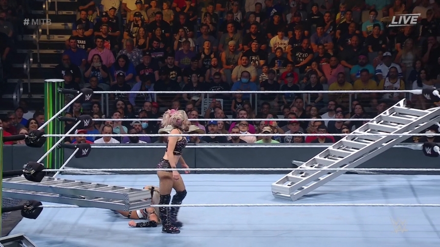 Women_s_MITB_Match_mp40909.jpg